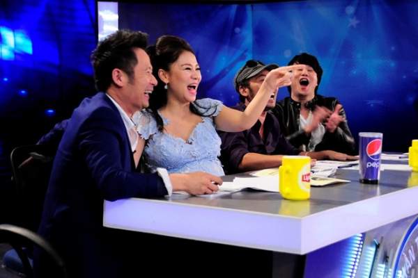 Hoa khôi Sao Mai điểm hẹn bế con đi thi Vietnam Idol 6