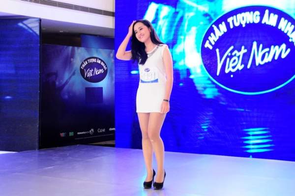 Hoa khôi Sao Mai điểm hẹn bế con đi thi Vietnam Idol 8