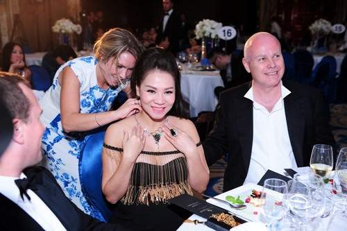 Chồng Thu Minh tặng vợ sợi dây chuyền 400 triệu 2