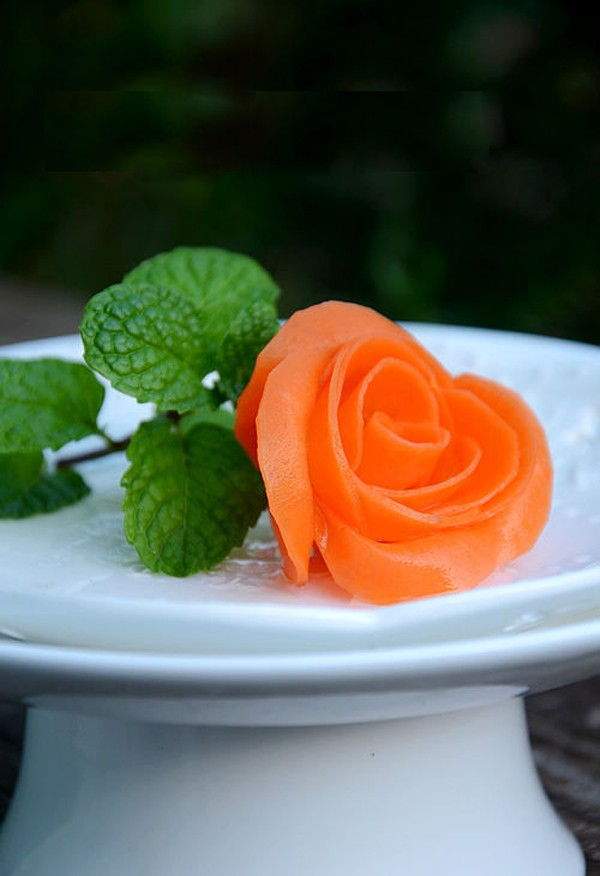 Cách tỉa hoa hồng từ cà rốt trang trí món ăn ngày Tết 5