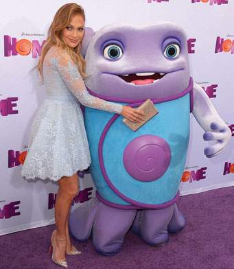 Mẹ con Jennifer Lopez tình cảm khi đi ra mắt phim 5