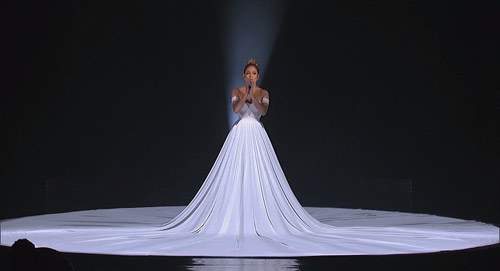 Tròn mắt trước váy đổi màu kỳ diệu của Jennifer Lopez 9