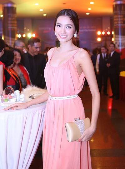 Hoa hậu Việt diện đầm hồng pastel ngọt ngào trên thảm đỏ 11
