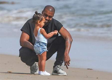 Kanye West đưa con gái ra biển chơi 5