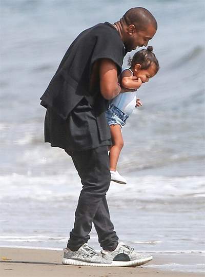 Kanye West đưa con gái ra biển chơi 3