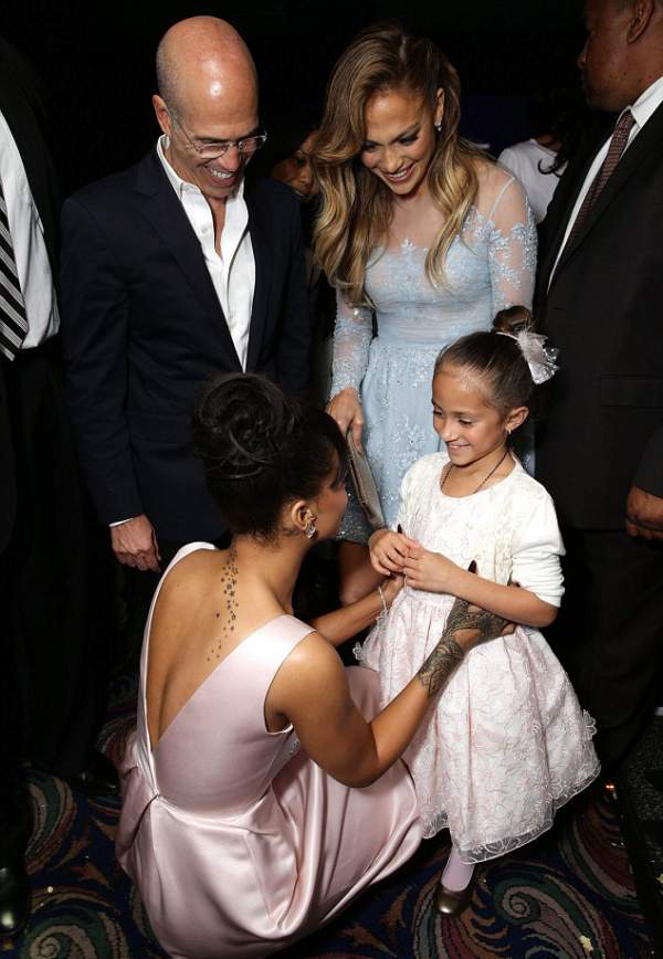 Rihanna thân thiết với con của Jennifer Lopez 2