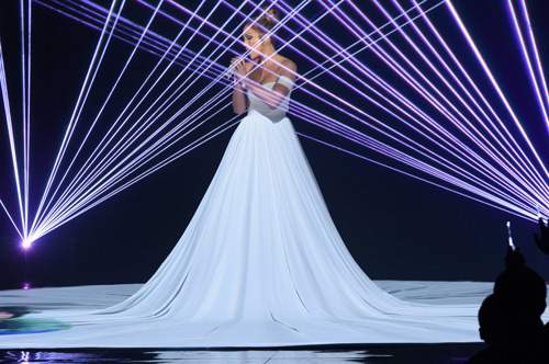 Tròn mắt trước váy đổi màu kỳ diệu của Jennifer Lopez 15