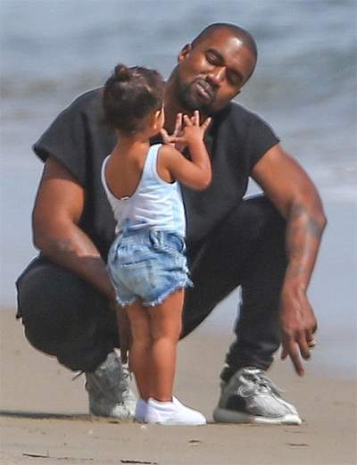 Kanye West đưa con gái ra biển chơi 6