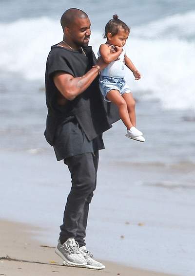 Kanye West đưa con gái ra biển chơi 2