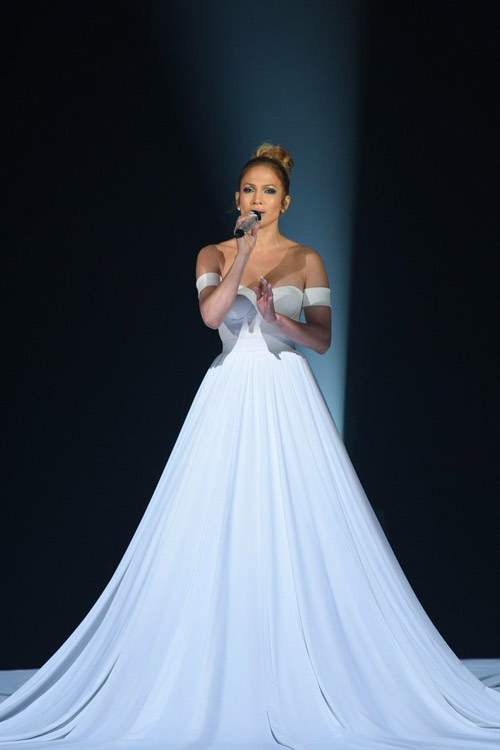 Tròn mắt trước váy đổi màu kỳ diệu của Jennifer Lopez 3