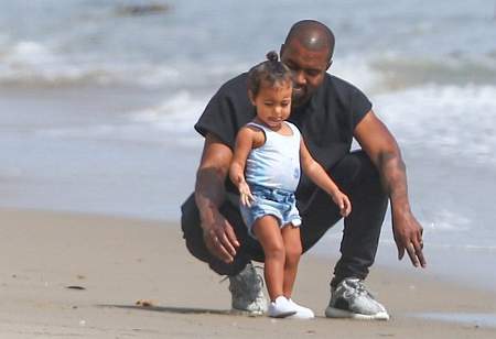 Kanye West đưa con gái ra biển chơi 4