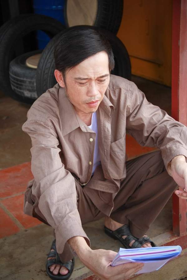 Hoài Linh lao trúng người Ngân Khánh trong phim 8