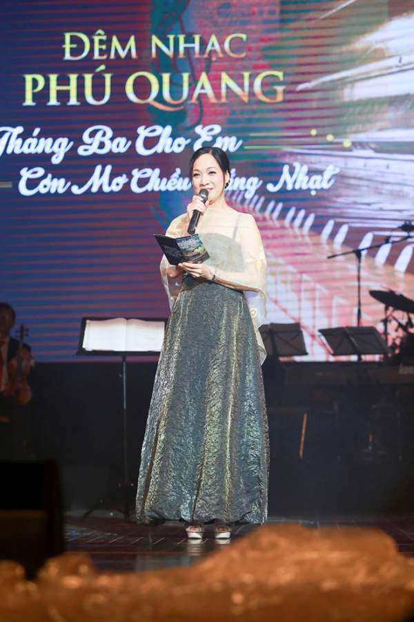Hồng Nhung thay hai bộ váy trong đêm nhạc Phú Quang 9