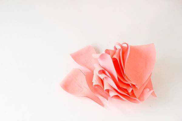Cách làm hoa hồng bằng giấy khổ lớn để bạn chụp ảnh 6