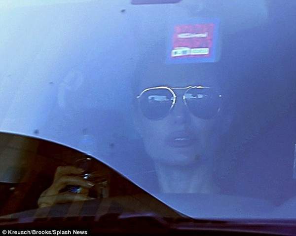 Angelina Jolie hốc hác sau khi cắt buồng trứng 3