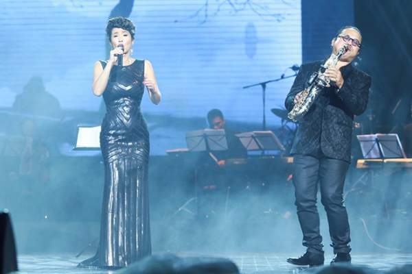 Hồng Nhung thay hai bộ váy trong đêm nhạc Phú Quang 4