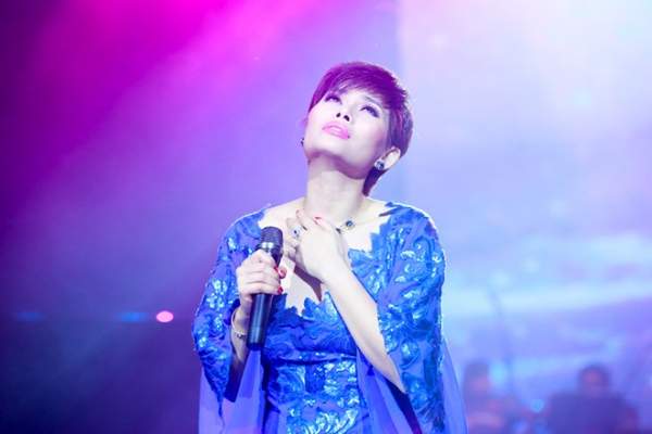 Hồng Nhung thay hai bộ váy trong đêm nhạc Phú Quang 8