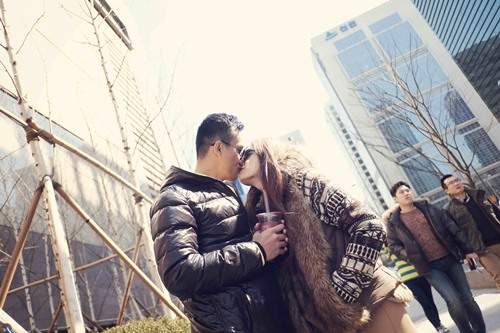 Hương Giang Idol hôn đắm đuối bạn trai ở Hàn Quốc 2