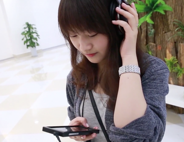 Smartphone BKAV so khả năng nghe nhạc với iPhone 6 Plus