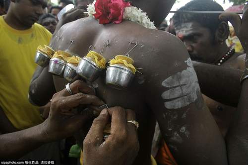 Rợn người vì lễ hội hành xác ở Indonesia 3