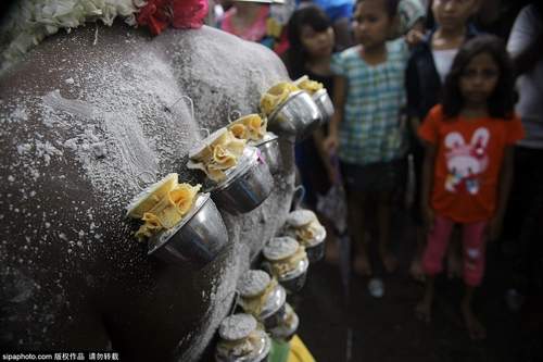 Rợn người vì lễ hội hành xác ở Indonesia 4