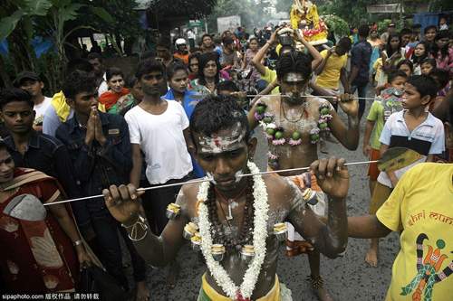 Rợn người vì lễ hội hành xác ở Indonesia 2