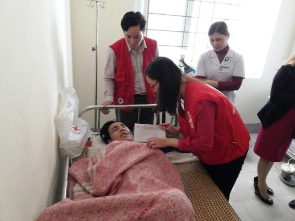 Hội chữ thập đỏ Nghệ An thăm hỏi, động viên gia đình nạn nhân bị sập giàn giáo Formosa