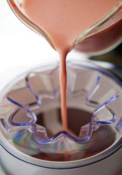 Cách làm kem sữa chua dưa hấu đơn giản cho da tươi tắn 6