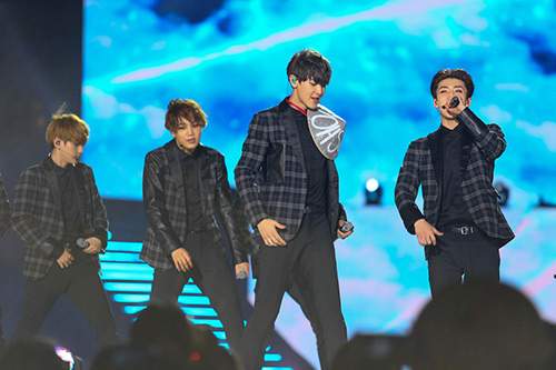 EXO đội nón lá fan tặng trong concert Music Bank 24