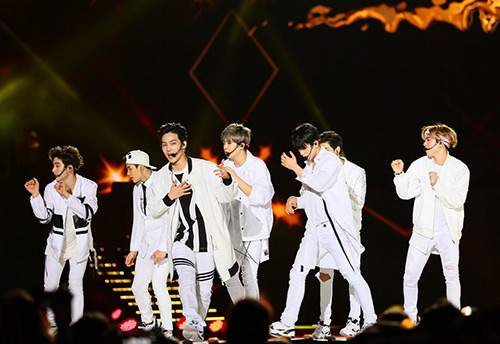 EXO đội nón lá fan tặng trong concert Music Bank 66
