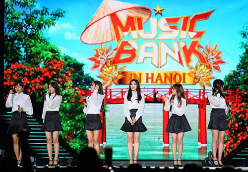 EXO đội nón lá fan tặng trong concert Music Bank 93