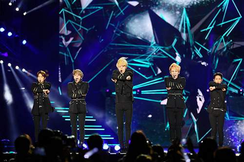 EXO đội nón lá fan tặng trong concert Music Bank 3