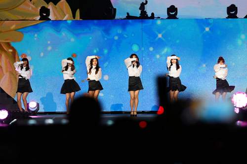 EXO đội nón lá fan tặng trong concert Music Bank 87