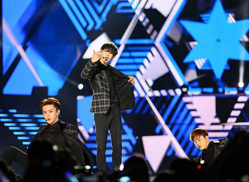 EXO đội nón lá fan tặng trong concert Music Bank 15