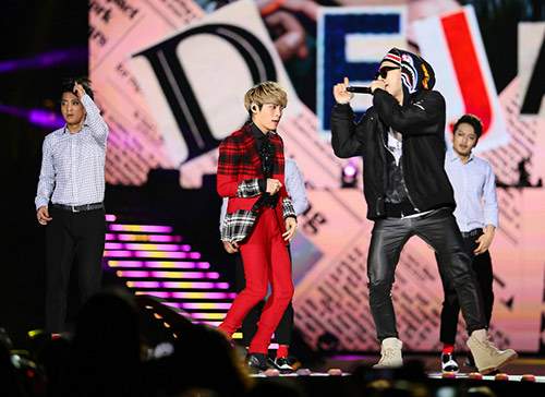 EXO đội nón lá fan tặng trong concert Music Bank 45