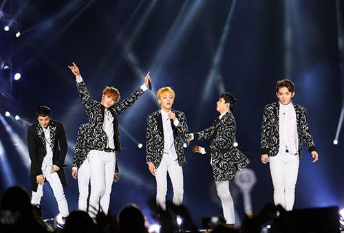 EXO đội nón lá fan tặng trong concert Music Bank 60