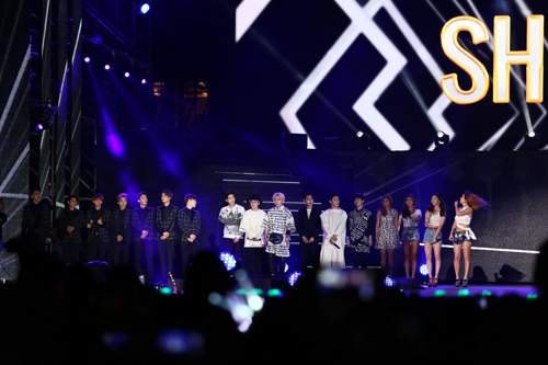 EXO đội nón lá fan tặng trong concert Music Bank 78