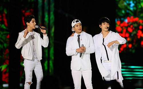 EXO đội nón lá fan tặng trong concert Music Bank 72