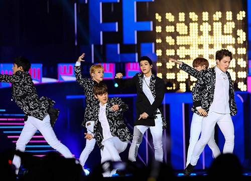EXO đội nón lá fan tặng trong concert Music Bank 54