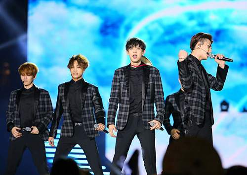 EXO đội nón lá fan tặng trong concert Music Bank 27