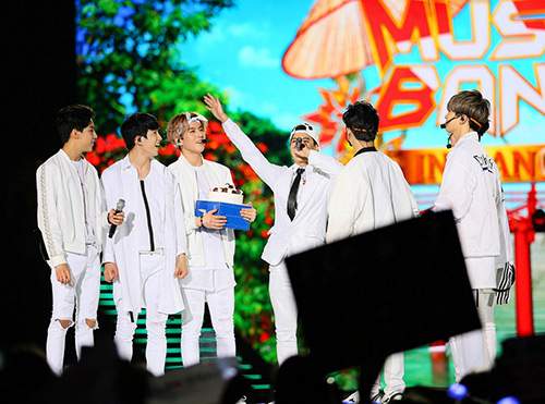 EXO đội nón lá fan tặng trong concert Music Bank 75