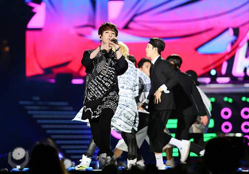 EXO đội nón lá fan tặng trong concert Music Bank 48