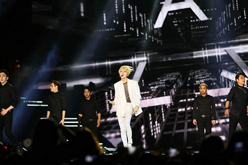 EXO đội nón lá fan tặng trong concert Music Bank 36