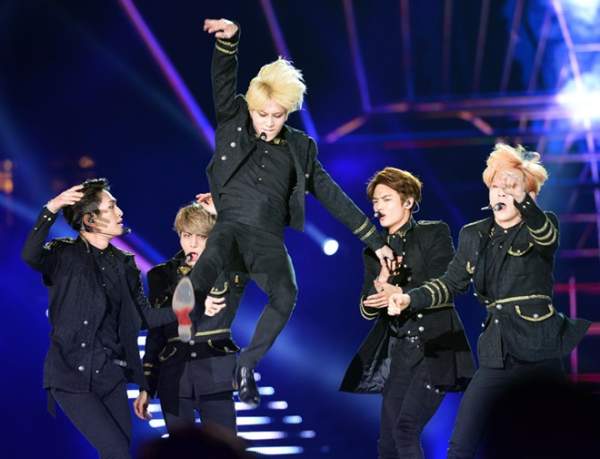 EXO, SHINee chinh phục khán giả bằng hit nhạc Việt 15