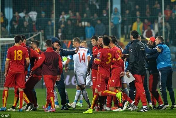 Thủ môn Nga lĩnh trọn quả pháo vào đầu ở trận gặp Montenegro 10