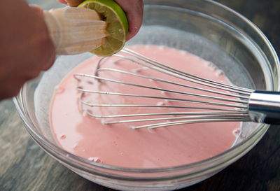 Cách làm kem sữa chua dưa hấu đơn giản cho da tươi tắn 5
