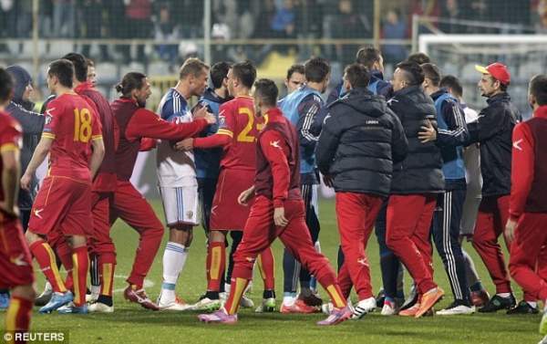 Thủ môn Nga lĩnh trọn quả pháo vào đầu ở trận gặp Montenegro 7