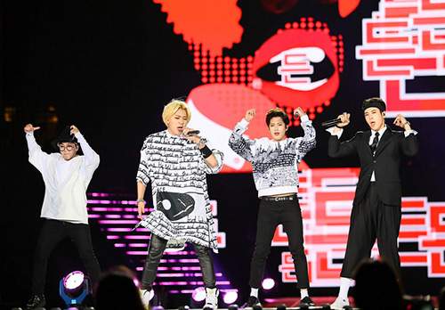 EXO đội nón lá fan tặng trong concert Music Bank 51