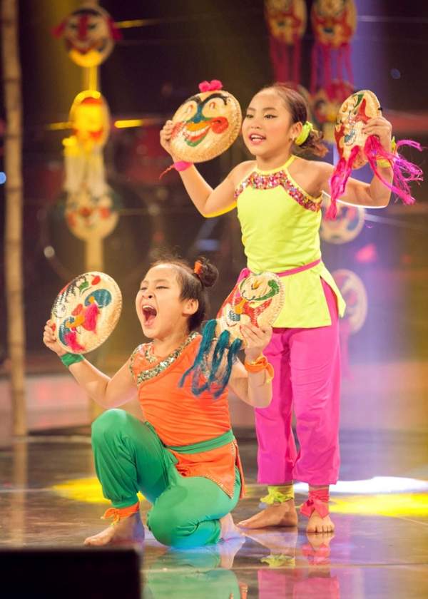 "Mỹ nhân" 12 tuổi đốt cháy Got Talent với điệu nhảy Hawaii 5