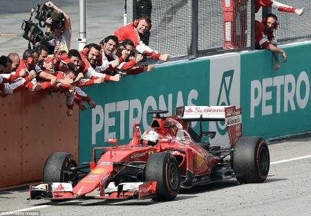 Vettel ngắt mạch chiến thắng của Mercedes 5